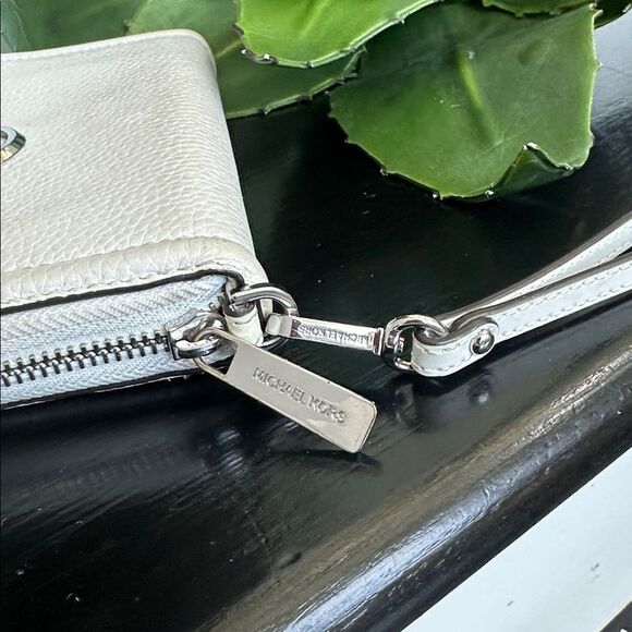 Michael Kors Pebbled Leather Wristlet Wallet Clutch, Zip Around, White - Picture 3 of 8